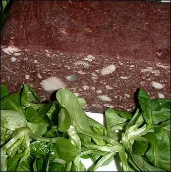 Quel est cette prparation faite de nos jours  partir de tte de porc, de sang, d'oignon et de vin rouge, autrefois nourriture des pauvres ?