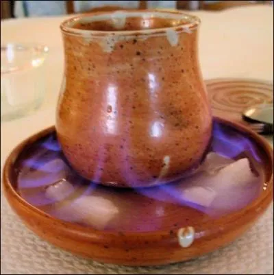 Quel est ce caf servi froid, dans une tasse de grs et recouvert d'un peu de cognac. Dans la soucoupe, trois sucres imbibs de cognac sont allums ?