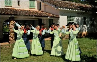 Quelle est cette ville charentaise, connue pour son festival et qui offre une superbe pont mdival du treizime construit en granit ?