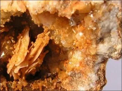 A Alloue vous verrez les vestiges d'une ancienne mine, qui aurait t exploite jusqu'au dix-neuvime, qu'exploitait-on ici autrefois ?