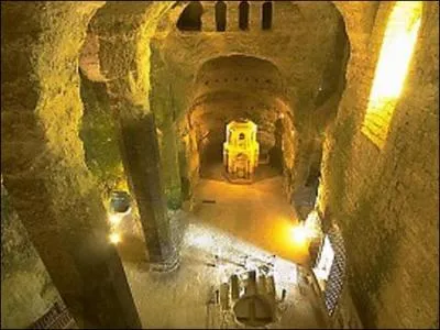 Quelle est cette petite ville pleine de charme, qui vous permettra de dcouvrir une glise monolithe, un muse du Papillon, un muse des Marionnettes et une maison de la Poupe ?