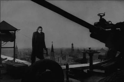 Mort de rire le Jocker, il se dit puisque tous ces imbciles sont occups, je vais en profiter pour aller faire un mauvais coup sur la Place rouge,  ...