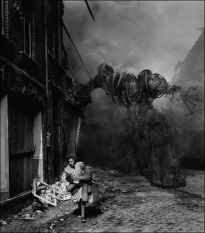 Tous ces vnements ont attir sa malveillante attention, il a bien l'intention de  Transformer  tout a, en participant aux reprsailles allies en Allemagne !