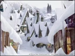 Quel est ce village qui est le terminus du Poudlard Express et qui regroupe certains lieux connus dans le monde entier, notamment la Cabane hurlante ?