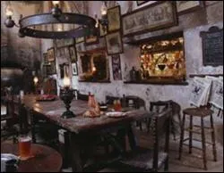 Quel est le nom de ce pub pour sorciers ?  l'arrire de l'tablissement se trouve l'entre principale du Chemin de Traverse.