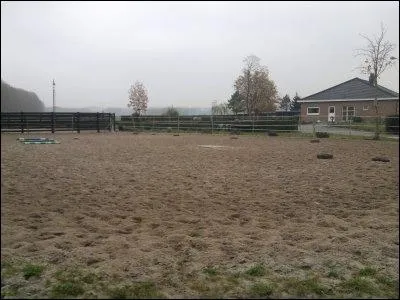 Comment se nomme l'endroit o on monte  cheval ? (en gnral)