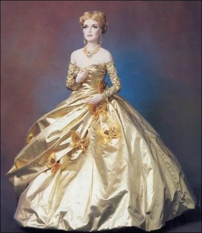 Cette poupe somptueusement vtue, c'est l'actrice Grace Kelly. Dans quel film porte-t-elle cette robe ?