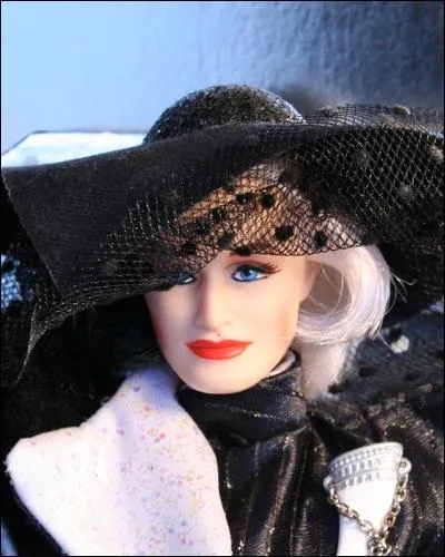 Cette poupe est trs reconnaissable galement et reprend fort bien les traits de l'actrice qui incarne donc Cruella Devil, et qui est ?