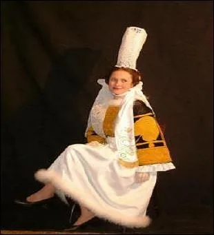 Trois (... ) sont revenues en (... ) chacune  son bras un mari tout (... )