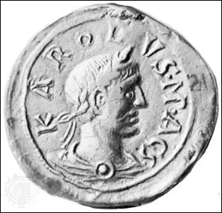 Toujours un Carolingien, nous voici en prsence de Charles, maintes fois roi et notamment roi de Francie occidentale de 884  888. Epileptique il subit une trpanation avant d'tre assassin.