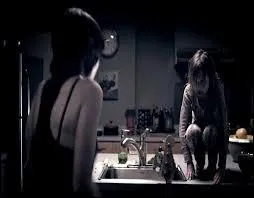 Dans  Mama , Annabelle est la ________ d'un groupe de rock :