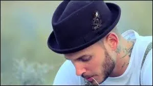 [Comme un soldat] Un genou  terre...