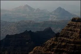 Que signifie le mot  Trapp  ? (Trapps du Deccan, Inde)