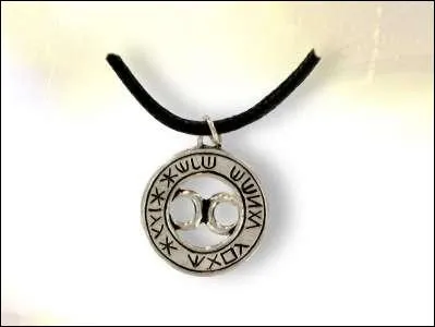 Quel est l'objet porte-bonheur que certaines personnes portent sur elles pour loigner la maladie, la malchance, et le mauvais il ?