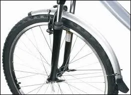 Comment appelle-t-on la pice en mtal place au-dessus des roues d'un vlo pour protger les claboussures d'eau ou de boue ?