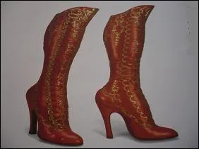 Au dbut du XXe, une belle se fit faire ce modle de bottes  talons hauts et reliefs dors. Combien y a-t-il de boutons pour les fermer afin qu'elles pousent parfaitement le galbe de la jambe ?