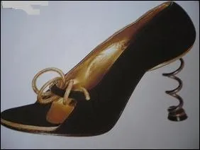 Perugia l'a travaill pour Charles Jourdan, en 1962, certainement pour une desse de la sensualit.