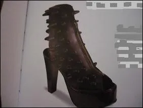 Tendance dominatrice pour ces bottines en cuir  ... avec des ... sur le cou-de-pied et ...