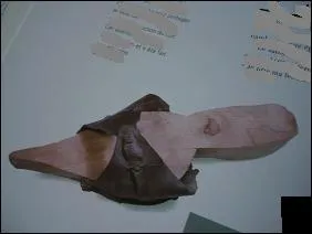 Celles-ci paraissent moins confortables et ne doivent pas faciliter la marche. Elles ont t fabriques  Amsterdam en 1375.