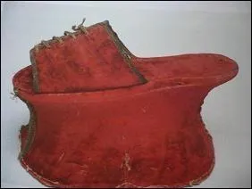 Imaginez-vous portant masque et marchant prcautionneusement sur la place Saint-Marc avec ce modle aux semelles en forme de flaque.