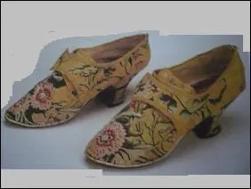Elles taient vues comme chaussures de boudoir, puis se sont portes comme chaussures de jour dans la maison. La perception a bien chang, aujourd'hui elles sont rserves  la chambre et cules.