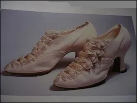 Superbes chaussures du soir en cuir blanc. Elles enferment voluptueusement le pied et le magnifie par des incrustations de fines perles et strass. Quel autre genre rappellent-elles ?