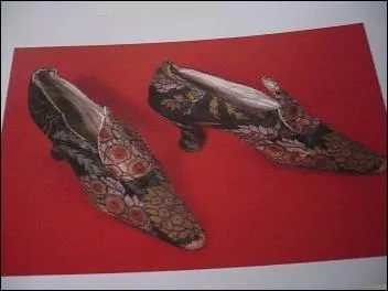 Une tonnante paire d'escarpins du soir crs en Angleterre durant les annes 1920-1924. Vous y voyez une profusion de :