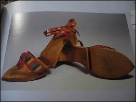 Une mode en toute lgret. Comment nomme-t-on cette paire de chaussures  semelles de bois, bandes de toile de couleurs tresses. Une lanire est rglable au niveau de la cheville.