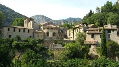 Quel est ce village de l'Hrault peupl par uniquement 200 habitants et pourtant rput pour tre l'un des plus beaux de France ? [Crdit photo : Jol Audran]