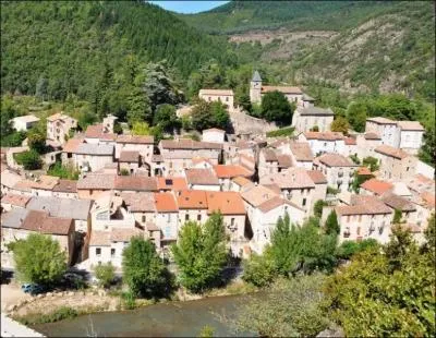Lequel de ces villages est rput pour son eau thermale et ses produits cosmtiques ponymes ?