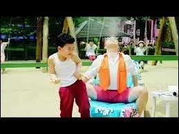 Au dbut du clip, qui danse aux cts de Psy ?