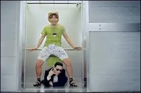 Comment s'appelle la personne dansant dans l'ascenseur avec le chanteur sud-coren ?