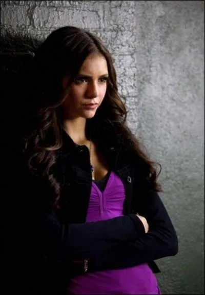 De qui Katherine prtend-elle ne pas tre amoureuse  son retour  Mystic Falls ?