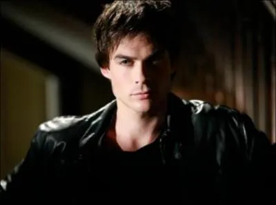 Avec qui Damon est-il en couple dans les premiers pisodes de la saison 1 ?