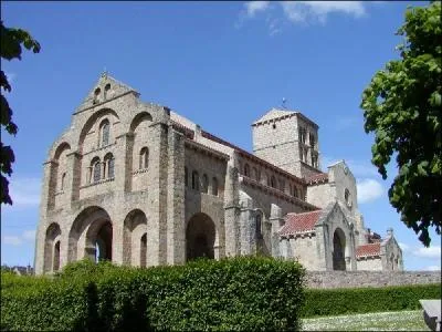 Au sommet d'une hauteur de la montagne bourbonnaise, en bordure de la profonde valle de la Besbre, de style borguignon, mon glise Notre-Dame s'offre  vous, je suis :