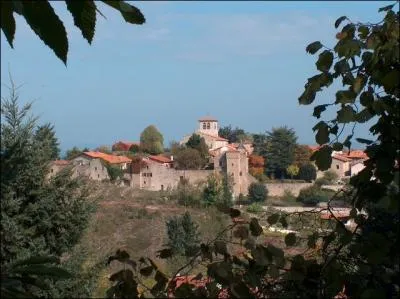 Quel est ce petit bourg fortifi, ancienne rsidence des comtes du Forez, qui vous offre les restes de son enceintes avec ses tours ainsi que de belles maisons du seizime ?