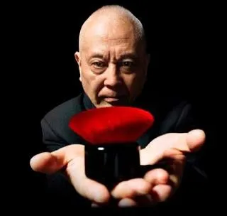 Shu Uemura est connu pour tre le pionnier du make-up, mais il connat l'art de l'estampe  la japonaise et il matrise le trait en vritable calligraphe. Il est n dans un quartier de Tokyo.