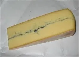 Qu'est-ce qui donne cette couleur bleue ou noire  l'intrieur du morbier ?