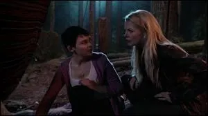 Avec qui Emma et Blanche-Neige se retrouvent-elles dans le monde magique ?