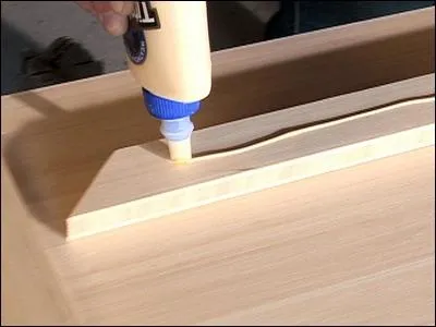 Comment se traduit de la  colle  bois  en anglais ?