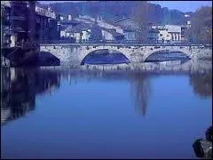 O est situe la ville de Saint-Girons, capitale du Couserans traverse par la rivire du Salat ?