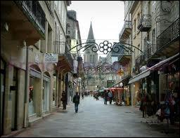 Voici une rue pitonne de Brive-la-Gaillarde. O est situe cette ville sportive ?