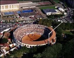 Voici Dax et ses arnes sur cette image arienne. O est cette localit ?