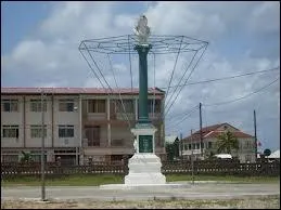 O est situe la place des Festivits de Saint-Laurent-du Maroni ?