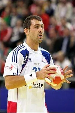 Quel est le poste du joueur de handball Michael Guigou ?