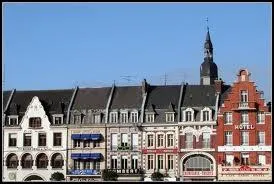 O se situe la ville de Cambrai, spcialise dans la fabrication de btises ?