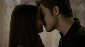 O Stefan et Elena s'embrassent-ils pour la premire fois ?