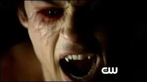 Comment Elena dcouvre-t-elle l'existence des vampires ?