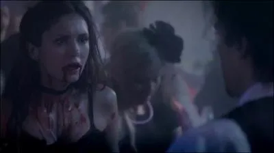 Avec qui Elena se rend-elle  l'universit lors de l'pisode 4 ? 