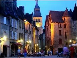 Voici Sarlat-la-Canda sur cette photographie de nuit. O est-ce ?